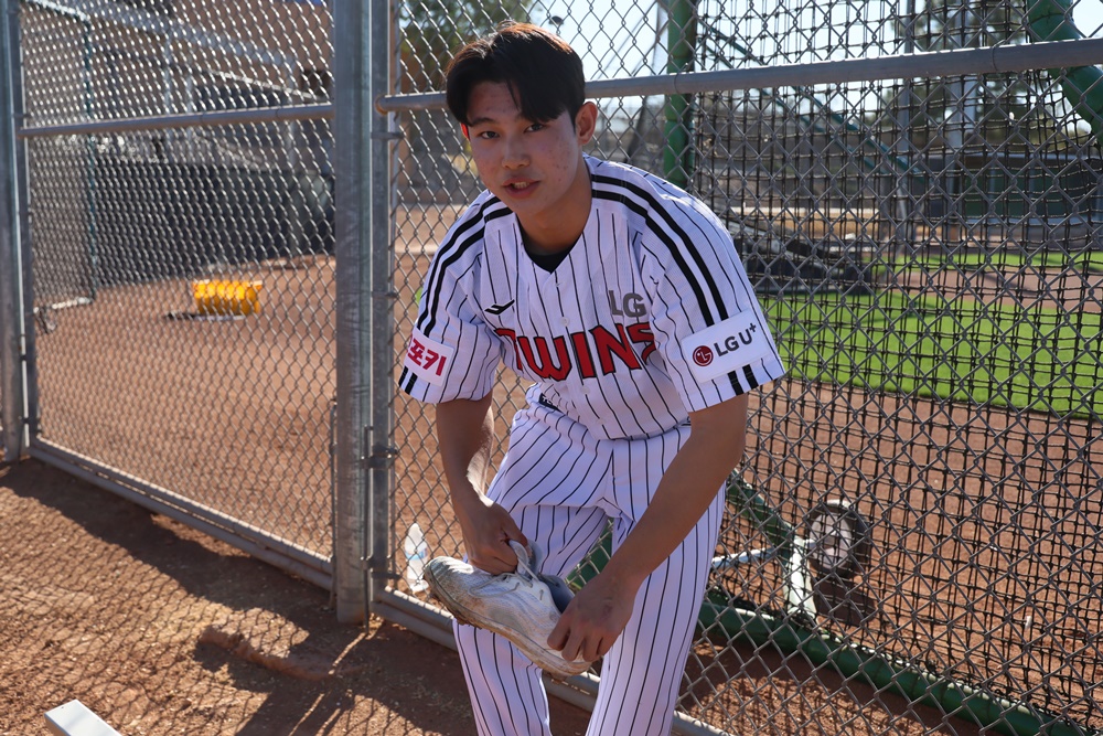 LG 투수 김영우는 스프링캠프에서 최고 시속 151㎞의 빠른 공을 던질 만큼 몸 상태를 끌어올렸다. 두각을 나타내고 있는 그는 캠프 기간 선배들과 함께 한 단계 더 발전하리라 힘찬 각오를 밝혔다. LG 트윈스