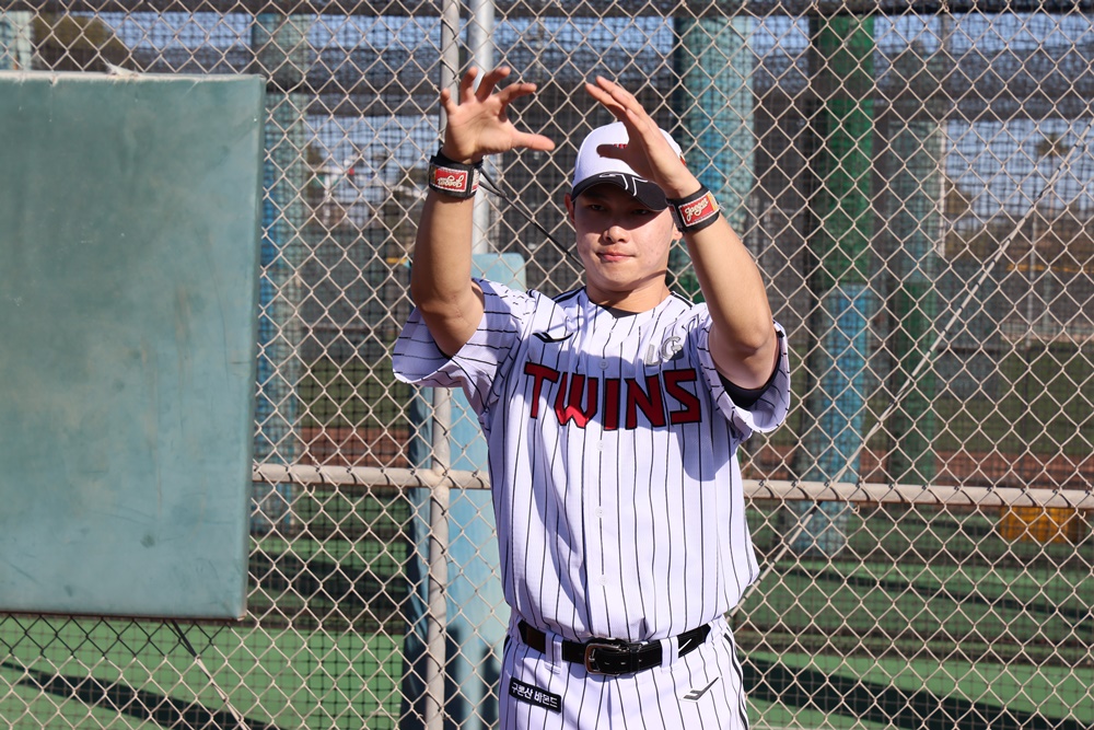 LG 투수 김영우는 스프링캠프에서 최고 시속 151㎞의 빠른 공을 던질 만큼 몸 상태를 끌어올렸다. 두각을 나타내고 있는 그는 캠프 기간 선배들과 함께 한 단계 더 발전하리라 힘찬 각오를 밝혔다. LG 트윈스