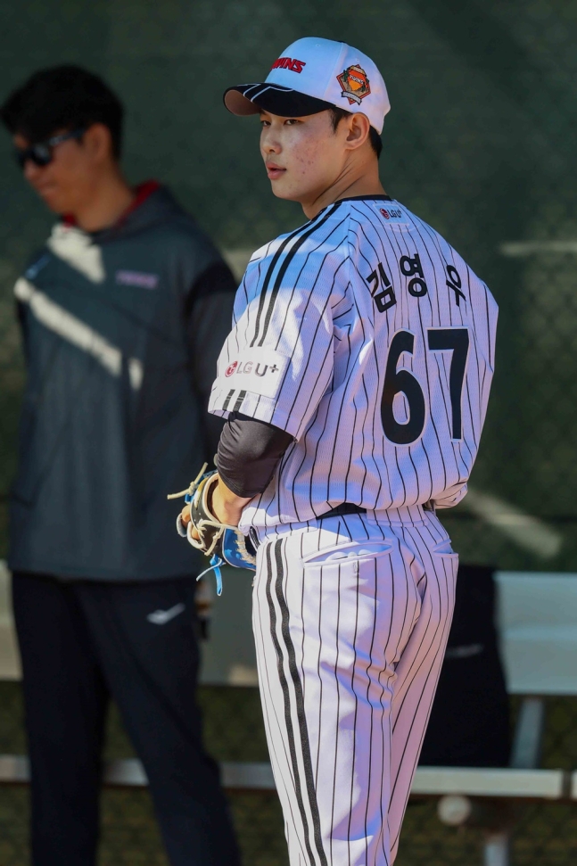 LG 투수 김영우는 스프링캠프에서 최고 시속 151㎞의 빠른 공을 던질 만큼 몸 상태를 끌어올렸다. 두각을 나타내고 있는 그는 캠프 기간 선배들과 함께 한 단계 더 발전하리라 힘찬 각오를 밝혔다. LG 트윈스