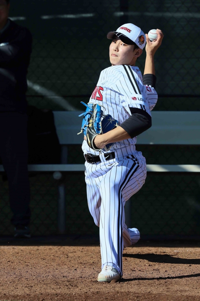 LG 투수 김영우는 스프링캠프에서 최고 시속 151㎞의 빠른 공을 던질 만큼 몸 상태를 끌어올렸다. 두각을 나타내고 있는 그는 캠프 기간 선배들과 함께 한 단계 더 발전하리라 힘찬 각오를 밝혔다. LG 트윈스