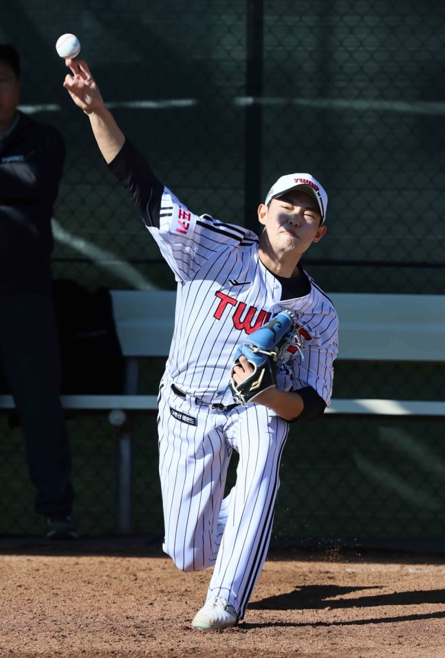 LG 투수 김영우는 스프링캠프에서 최고 시속 151㎞의 빠른 공을 던질 만큼 몸 상태를 끌어올렸다. 두각을 나타내고 있는 그는 캠프 기간 선배들과 함께 한 단계 더 발전하리라 힘찬 각오를 밝혔다. LG 트윈스
