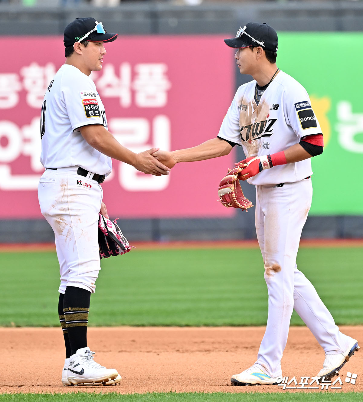 9일 오후 수원KT위즈파크에서 열린 '2024 신한 SOL Bank KBO 포스트시즌' LG 트윈스와 KT 위즈의 준플레이오프 4차전 경기, 8회초 무사 1루 LG 박동원의 내야땅볼때 문보경을 포스아웃 시킨 KT 심우준이 황재균과 악수를 하고 있다. 엑스포츠뉴스DB