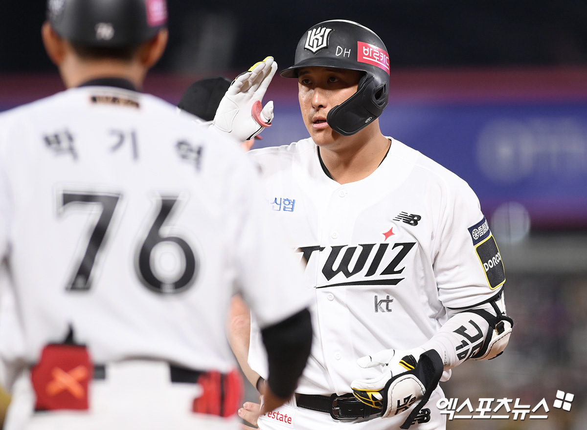 8일 오후 수원KT위즈파크에서 열린 '2024 신한 SOL Bank KBO 포스트시즌' LG 트윈스와 KT 위즈의 준플레이오프 3차전 경기,  3회말 2사 1루 KT 황재균이 안타를 날린 뒤 세리머니를 하고 있다. 엑스포츠뉴스DB