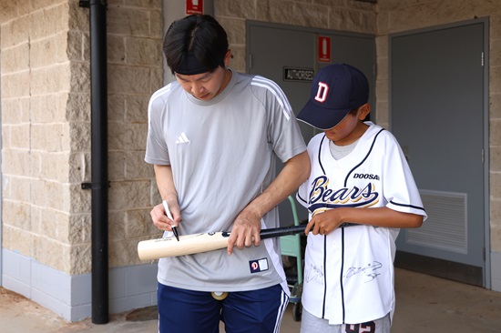 두산 베어스 외야수 정수빈이 스프링캠프가 열리는 호주 블랙타운 훈련장에 찾아온 호주 유학 소년에게 사인 방망이를 선물로 건넸다. 두산 베어스