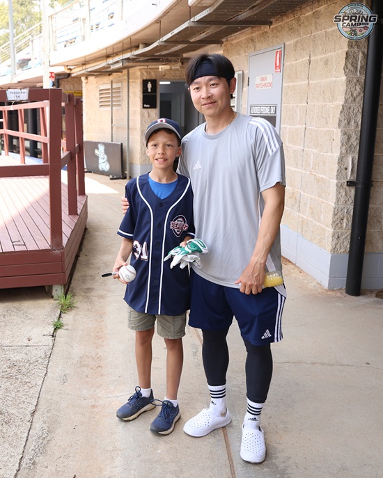 두산 베어스 외야수 정수빈이 스프링캠프가 열리는 호주 블랙타운 훈련장에 찾아온 호주 현지 어린이 팬에게 사인 공과 배팅 장갑을 선물로 건넸다. 두산 베어스