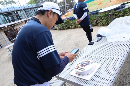 지난 6일에는 주시드니 총영사관에 주재 중인 대한민국 시도지사 협의회 호주 사무소 관계자들이 두산 선수단을 격려하기 위해 직접 야구장을 찾기도 했다. 사무소 관계자들은 두산 베어스의 2025시즌 선전을 기원하는 떡케이크를 직접 주문 제작해 구단에 선물했다. 두산 베어스