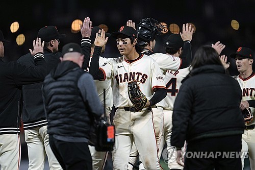 내셔널리그 서부지구가 더욱 치열해졌다. 부상에서 돌아온 이정후(가운데)가 샌프란시스코 선전을 위해 활약해야 할 2025시즌이다. 연합뉴스 AP