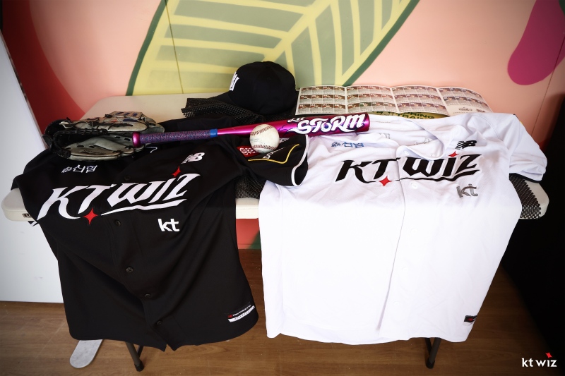 호주 질롱에서 1차 스프링캠프를 진행 중인 KT 위즈가 질롱시와 협업으로 9일 질롱베이스볼센터에서 커뮤니티데이를 개최했다. 이날 KT는 질롱 시민들을 초청해 KT를 비롯한 한국 야구를 알리고 이벤트 부스, 유소년 클리닉 등의 행사를 진행했다. kt wiz