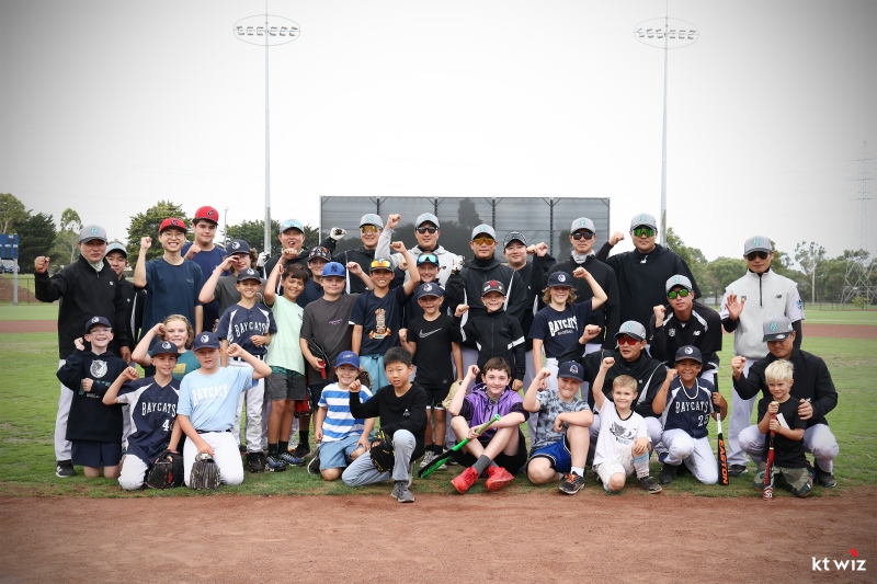 호주 질롱에서 1차 스프링캠프를 진행 중인 KT 위즈가 질롱시와 협업으로 9일 질롱베이스볼센터에서 커뮤니티데이를 개최했다. 이날 KT는 질롱 시민들을 초청해 KT를 비롯한 한국 야구를 알리고 이벤트 부스, 유소년 클리닉 등의 행사를 진행했다. kt wiz