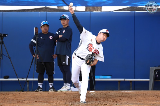 두산 베어스 투수 이영하가 호주 블랙타운 스프링캠프에서 불펜 투구 훈련에 임하고 있다. 두산 베어스