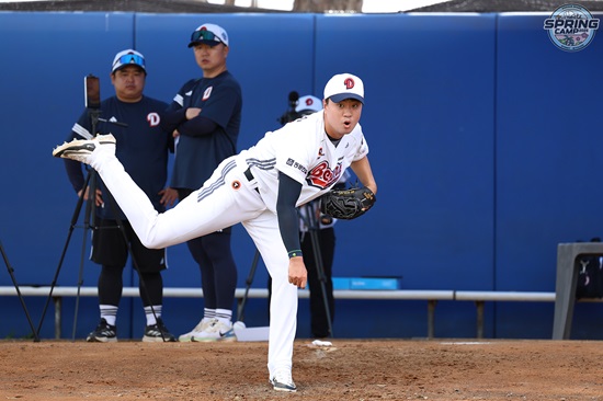 두산 베어스 투수 이영하가 호주 블랙타운 스프링캠프에서 불펜 투구 훈련에 임하고 있다. 두산 베어스