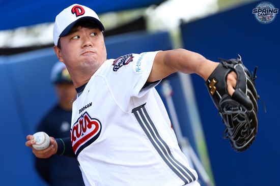 두산 베어스 투수 이영하가 호주 블랙타운 스프링캠프에서 불펜 투구 훈련에 임하고 있다. 두산 베어스