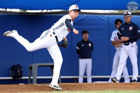 두산 베어스 투수 이영하가 호주 블랙타운 스프링캠프에서 불펜 투구 훈련에 임하고 있다. 두산 베어스