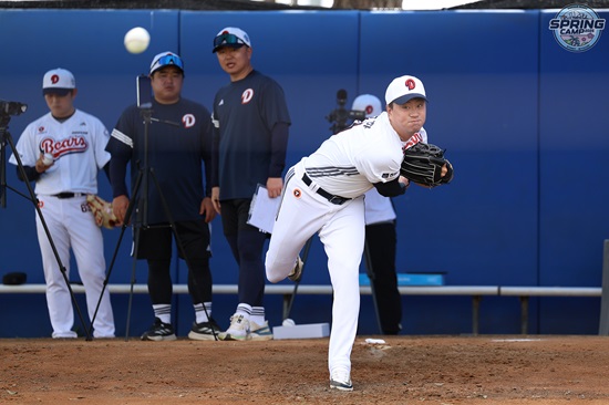 두산 베어스 투수 이영하가 호주 블랙타운 스프링캠프에서 불펜 투구 훈련에 임하고 있다. 두산 베어스