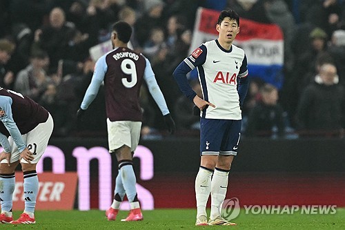토트넘이 10일(한국시간) 영국 버밍엄에 있는 빌라파크에서 열린 애스턴 빌라와의 2024-2025시즌 FA컵 4라운드 맞대결에서 1-2로 패했다. 연합뉴스