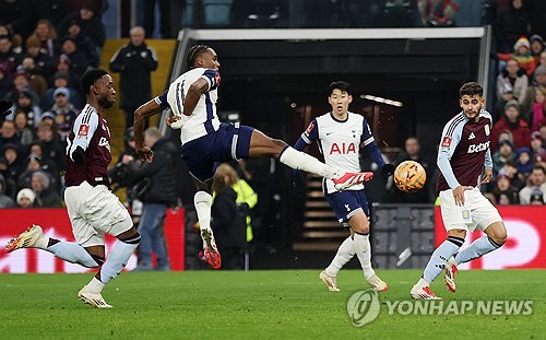 토트넘이 10일(한국시간) 영국 버밍엄에 있는 빌라파크에서 열린 애스턴 빌라와의 2024-2025시즌 FA컵 4라운드 맞대결에서 1-2로 패했다. 연합뉴스
