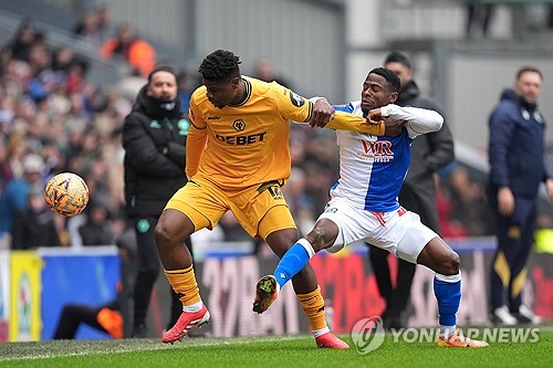 비토르 페레이라 감독이 이끄는 울버햄튼이 9일(한국시간) 영국 블랙번에 있는 이우드 파크에서 열린 블랙번 로버스와의 2024-2025시즌 FA컵 4라운드 원정 경기에서 2-0으로 승리했다. 연합뉴스