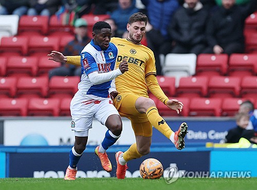 비토르 페레이라 감독이 이끄는 울버햄튼이 9일(한국시간) 영국 블랙번에 있는 이우드 파크에서 열린 블랙번 로버스와의 2024-2025시즌 FA컵 4라운드 원정 경기에서 2-0으로 승리했다. 연합뉴스