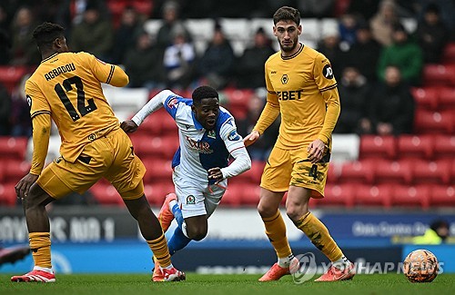 비토르 페레이라 감독이 이끄는 울버햄튼이 9일(한국시간) 영국 블랙번에 있는 이우드 파크에서 열린 블랙번 로버스와의 2024-2025시즌 FA컵 4라운드 원정 경기에서 2-0으로 승리했다. 연합뉴스