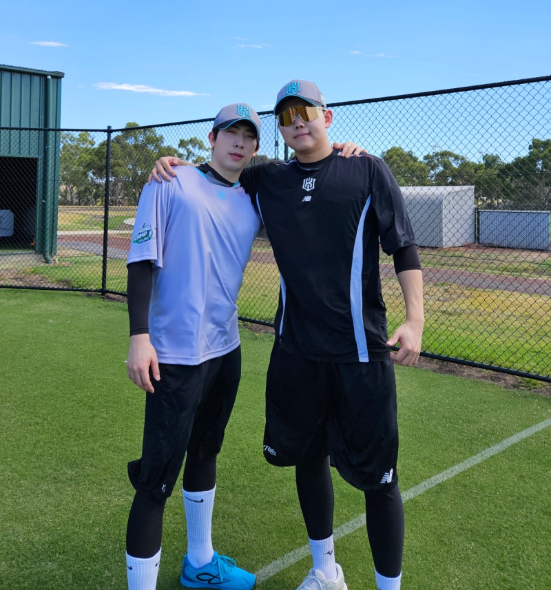 이강철 감독이 이끄는 KT 위즈는 호주 질롱에서 1차 스프링캠프를 치르고 있다. 투수 오원석과 소형준이 포즈를 취하고 있다. kt wiz