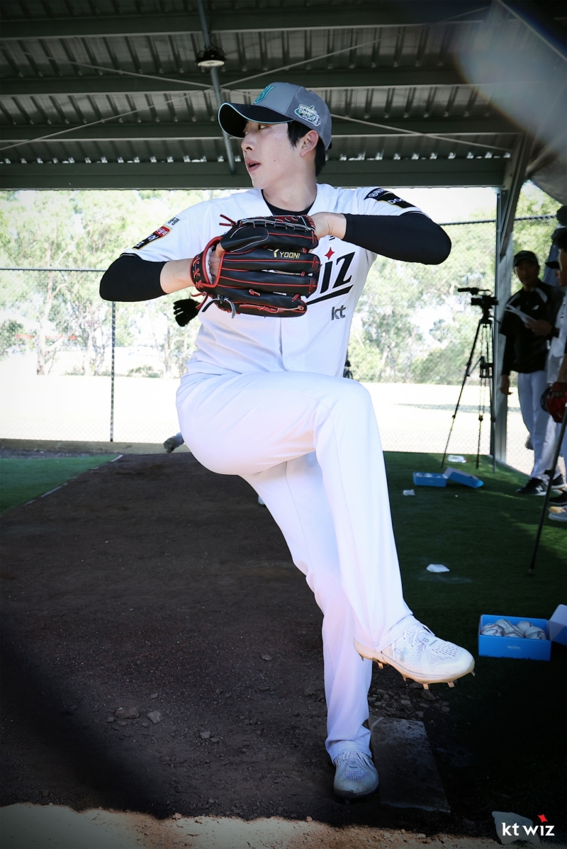 이강철 감독이 이끄는 KT 위즈는 호주 질롱에서 1차 스프링캠프를 치르고 있다. 투수 오원석이 불펜 피칭을 하고 있다. kt wiz