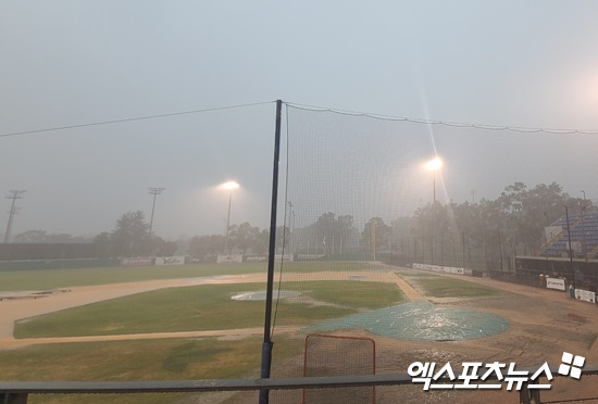 두산 베어스가 10일 스프링캠프 첫 청백전을 치르다 거세게 내리는 비로 2이닝 만에 경기를 마무리했다. 블랙타운, 김근한 기자