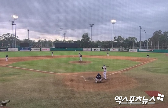두산 베어스가 10일 스프링캠프 첫 청백전을 치르다 거세게 내리는 비로 2이닝 만에 경기를 마무리했다. 블랙타운, 김근한 기자