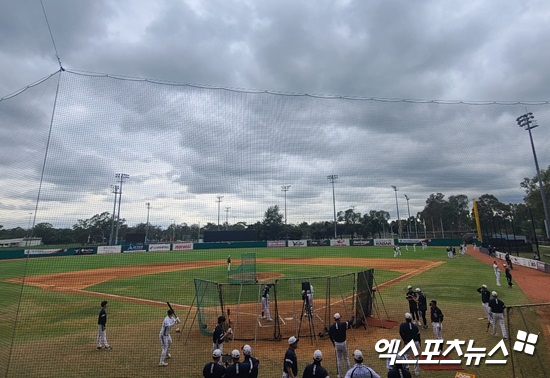 두산 베어스가 10일 스프링캠프 첫 청백전을 치르다 거세게 내리는 비로 2이닝 만에 경기를 마무리했다. 블랙타운, 김근한 기자