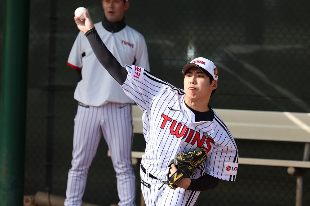 LG 기대주 추세현은 투수로 다가올 2025시즌을 맞이한다. 고교 시절 투타 모두에서 재능을 뽐냈던 그는 투수로서 LG 마운드에 큰 힘이 되려 한다. 스프링캠프 기간 구속도 148.1㎞까지 나와 눈길을 끌고 있다. LG 트윈스