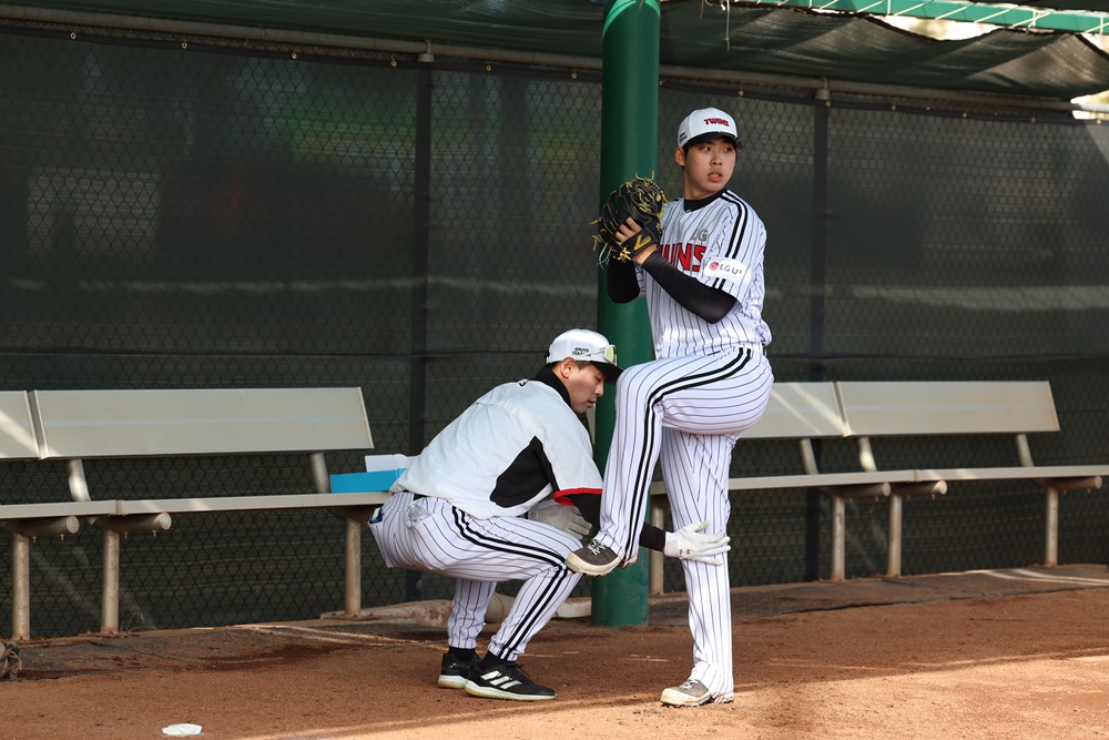 LG 기대주 추세현(오른쪽)은 투수로 다가올 2025시즌을 맞이한다. 고교 시절 투타 모두에서 재능을 뽐냈던 그는 투수로서 LG 마운드에 큰 힘이 되려 한다. 스프링캠프 기간 구속도 148.1㎞까지 나와 눈길을 끌고 있다. LG 트윈스