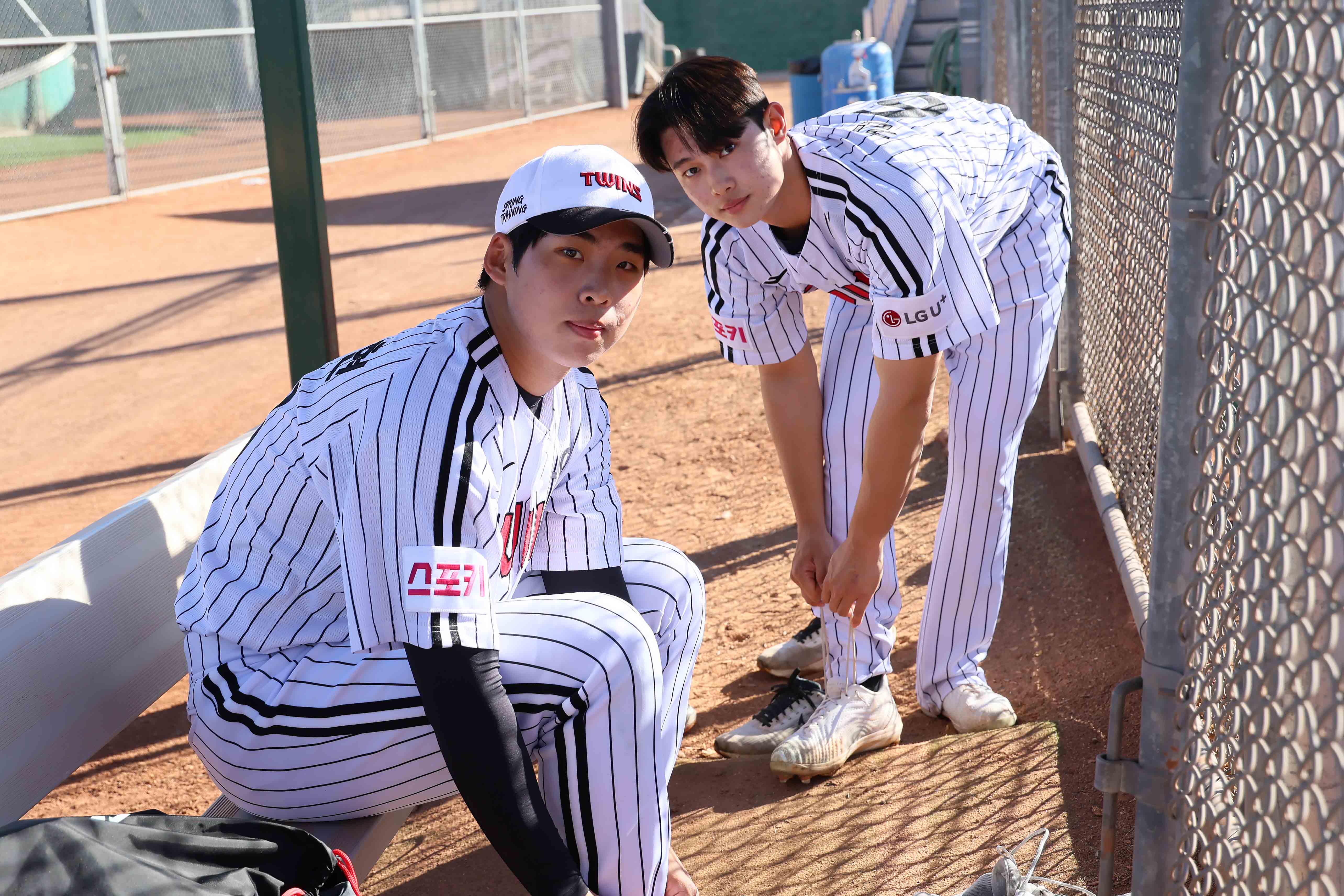 LG 기대주 추세현(왼쪽)은 투수로 다가올 2025시즌을 맞이한다. 고교 시절 투타 모두에서 재능을 뽐냈던 그는 투수로서 LG 마운드에 큰 힘이 되려 한다. 스프링캠프 기간 구속도 148.1㎞까지 나와 눈길을 끌고 있다. LG 트윈스