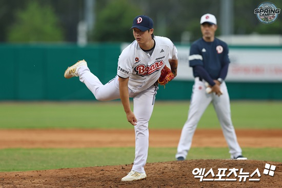 두산 베어스 투수 박치국이 9일 캠프 첫 청백전에서 투구하고 있다. 두산 베어스