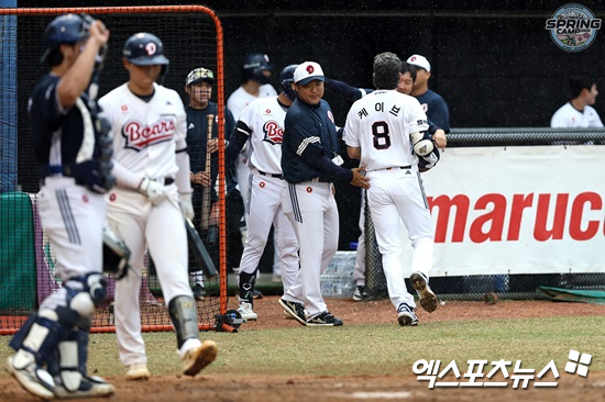 두산 베어스 외국인 타자 제이크 케이브가 9일 열린 스프링캠프 첫 청백전에서 첫 타석 홈런을 때렸다. 두산 베어스