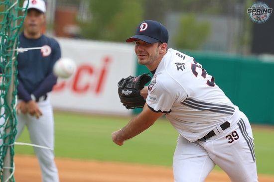 두산 베어스 외국인 투수 잭 로그가 10일 호주 블랙타운 스프링캠프에서 캠프 첫 라이브 피칭 훈련을 소화하고 있다. 두산 베어스