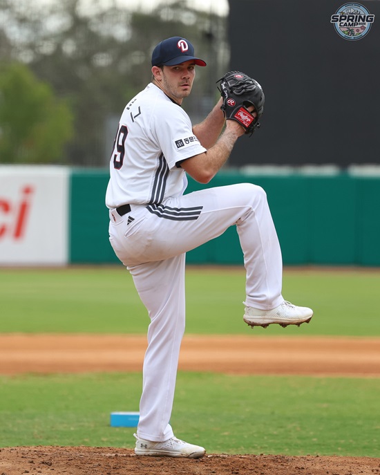 두산 베어스 외국인 투수 잭 로그가 10일 호주 블랙타운 스프링캠프에서 캠프 첫 라이브 피칭 훈련을 소화하고 있다. 두산 베어스