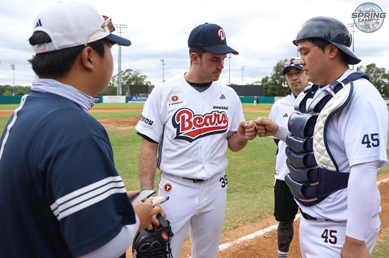 두산 베어스 외국인 투수 잭 로그가 10일 호주 블랙타운 스프링캠프에서 캠프 첫 라이브 피칭 훈련을 소화하고 있다. 두산 베어스