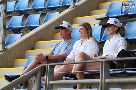 두산 베어스 외국인 투수 잭 로그의 가족이 10일 호주 블랙타운 스프링캠프에 방문해 로그의 캠프 첫 라이브 피칭을 지켜봤다. 두산 베어스