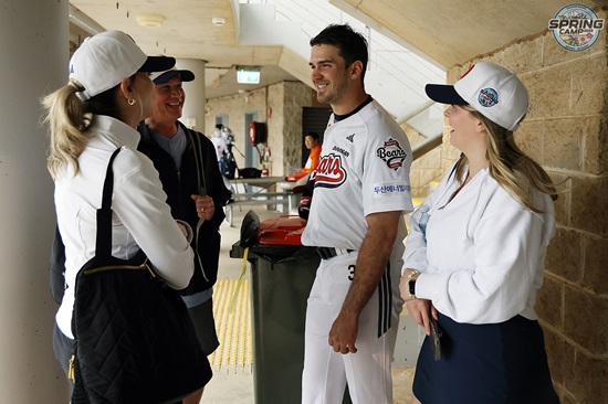 두산 베어스 외국인 투수 잭 로그의 가족이 10일 호주 블랙타운 스프링캠프에 방문해 로그의 캠프 첫 라이브 피칭을 지켜봤다. 두산 베어스