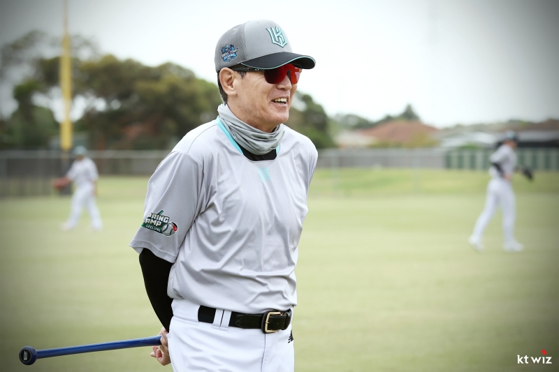 이강철 감독이 이끄는 KT 위즈는 호주 질롱에서 1차 스프링캠프를 진행 중이다. 이강철 감독이 훈련을 지켜보고 있다. kt wiz