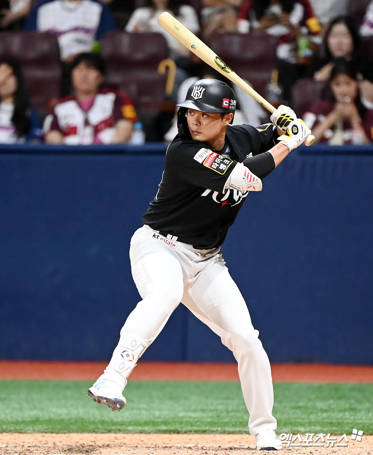 17일 오후 서울 구로구 고척스카이돔에서 열린 '2024 신한 SOL Bank KBO리그' KT 위즈와 키움 히어로즈의 경기, 9회초 KT 권동진이 타격을 하고 있다. 엑스포츠뉴스DB