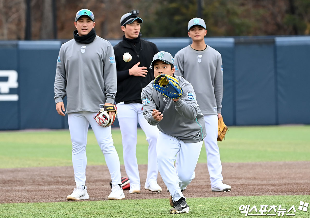 지난해 부산 기장 현대차 드림 볼파크에서 진행된 KT 위즈 스프링캠프, KT 강민성이 수비훈련에 임하고 있다.