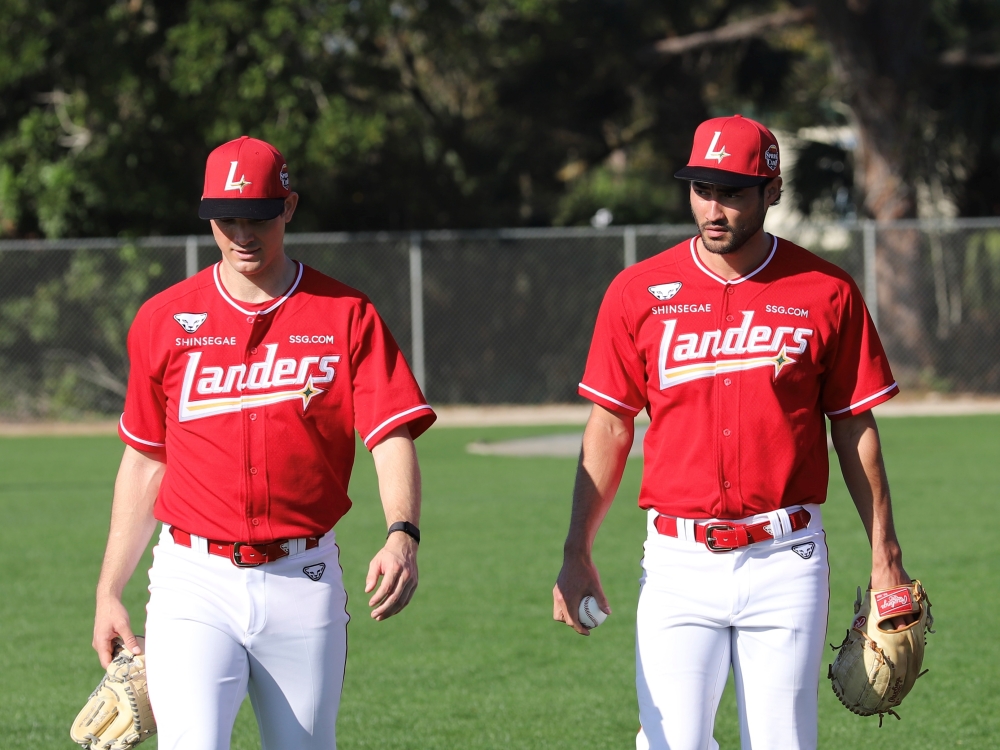 SSG 랜더스 외국인 투수 드류 앤더슨, 미치 화이트가 10일 미국 플로리다주 베로비치 재키 로빈슨 트레이닝 콤플렉스에서 불펜피칭을 실시했다. 두 투수 모두 80%의 강도로 투구했으며, 앤더슨은 40구를, 화이트는 34구를 소화했다. SSG 랜더스