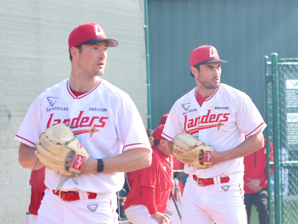 SSG 랜더스 외국인 투수 드류 앤더슨, 미치 화이트가 10일 미국 플로리다주 베로비치 재키 로빈슨 트레이닝 콤플렉스에서 불펜피칭을 실시했다. 두 투수 모두 80%의 강도로 투구했으며, 앤더슨은 40구를, 화이트는 34구를 소화했다. SSG 랜더스