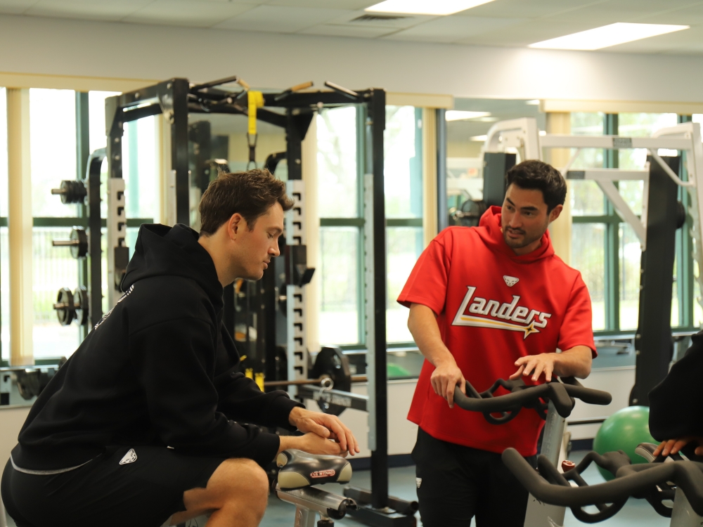 SSG 랜더스 외국인 투수 드류 앤더슨, 미치 화이트가 10일 미국 플로리다주 베로비치 재키 로빈슨 트레이닝 콤플렉스에서 불펜피칭을 실시했다. 두 투수 모두 80%의 강도로 투구했으며, 앤더슨은 40구를, 화이트는 34구를 소화했다. SSG 랜더스