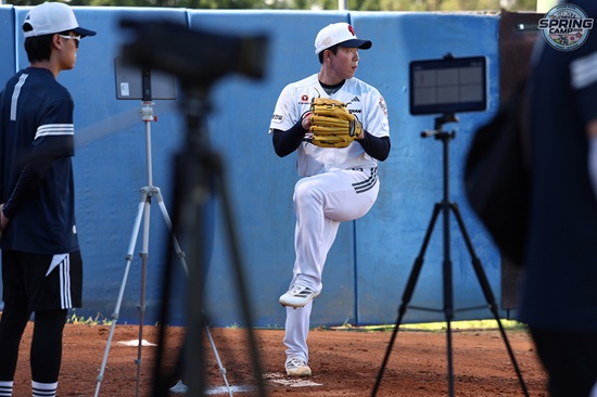 두산 베어스 투수 김민규가 호주 블랙타운 스프링캠프에서 투구 훈련에 임하고 있다. 두산 베어스