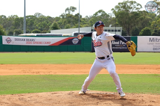 두산 베어스 투수 김민규가 호주 블랙타운 스프링캠프에서 투구 훈련에 임하고 있다. 두산 베어스