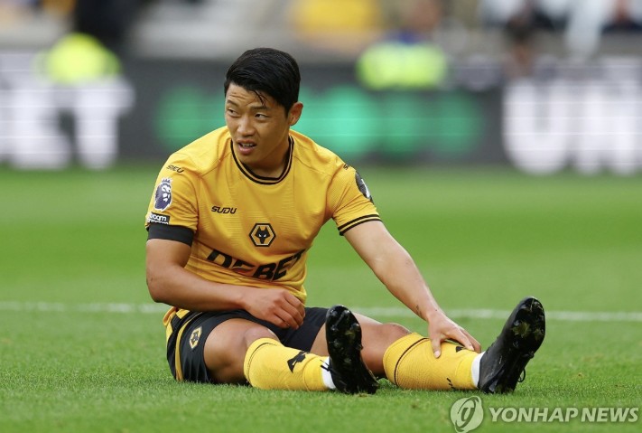 울버햄튼 원더러스는 10일(한국시간) 영국 울버햄튼에 위치한 몰리뉴 스타디움에서 열린 브라이튼 앤브 호브 앨비언과의 2024-25시즌 잉글리시 프리미어리그 36라운드 홈경기에서 0-2로 패했다. 이날 대한민국 공격수 황희찬은 명단 제외를 당했다. 경기에 앞서 울버햄튼은 공식 홈페이지를 통해 황희찬이 훈련을 하긴 했지만 작은 문제가 있다며 황희찬의 몸 상태가 정상이 아니라고 밝혔다. 연합뉴스