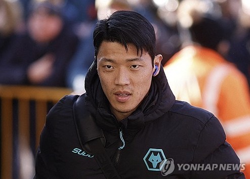 울버햄튼 원더러스는 10일(한국시간) 영국 울버햄튼에 위치한 몰리뉴 스타디움에서 열린 브라이튼 앤브 호브 앨비언과의 2024-25시즌 잉글리시 프리미어리그 36라운드 홈경기에서 0-2로 패했다. 이날 대한민국 공격수 황희찬은 명단 제외를 당했다. 경기에 앞서 울버햄튼은 공식 홈페이지를 통해 황희찬이 훈련을 하긴 했지만 작은 문제가 있다며 황희찬의 몸 상태가 정상이 아니라고 밝혔다. 연합뉴스