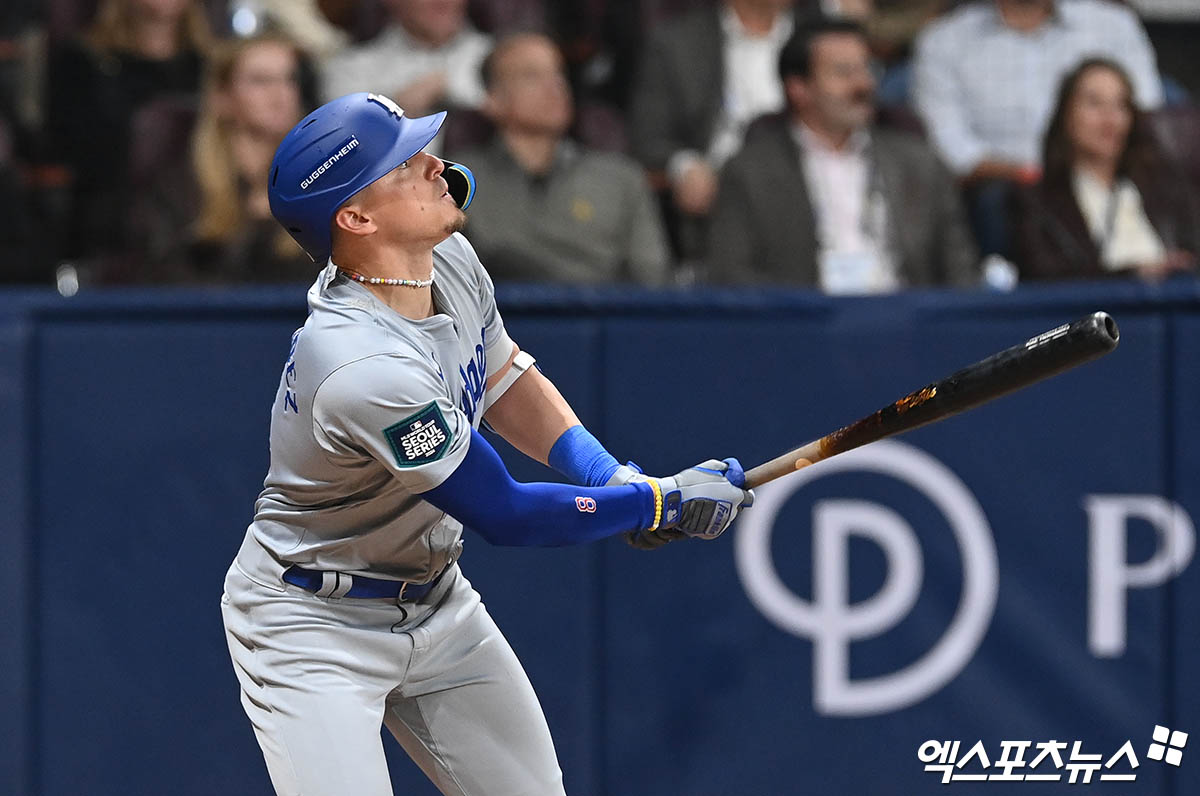 20일 오후 서울 구로구 고척스카이돔에서 열리는 '메이저리그(MLB) 월드투어 서울시리즈 2024' LA 다저스와 샌디에이고 파드리스의 개막전 경기, 8회초 무사 만루 다저스 키케 에르난데스가 1타점 희생 플라이를 때려내고 있다. 엑스포츠뉴스 DB