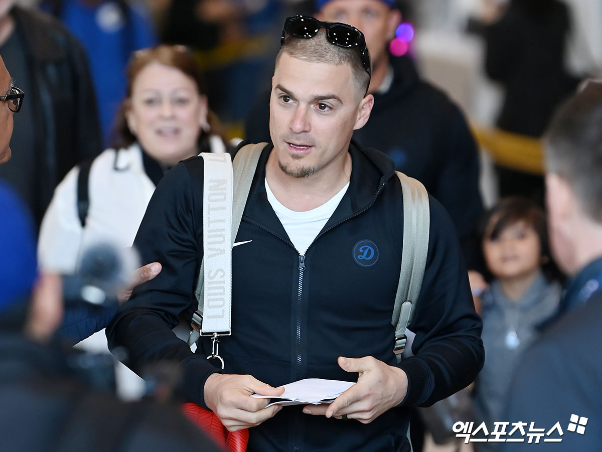 LA 다저스 선수단이 '2024 메이저리그 월드투어 서울 시리즈' 참석 차 15일 오후 인천국제공항을 통해 입국했다.  입국장을 빠져나오는 LA 다저스 키케 에르난데스. 엑스포츠뉴스 DB